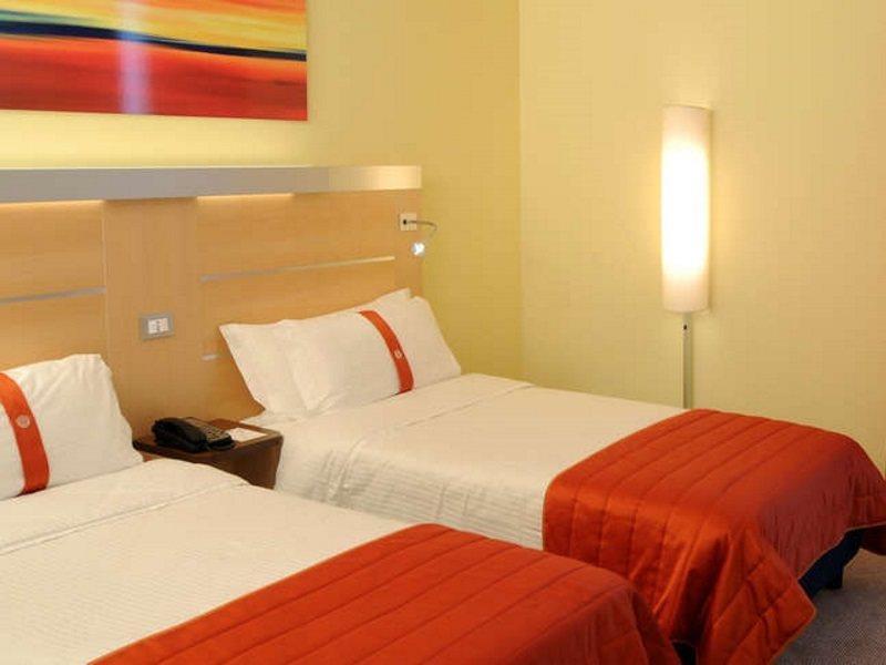 Idea Hotel Milano San Siro Bagian luar foto A room at a Holiday Inn in Madrid, Spain