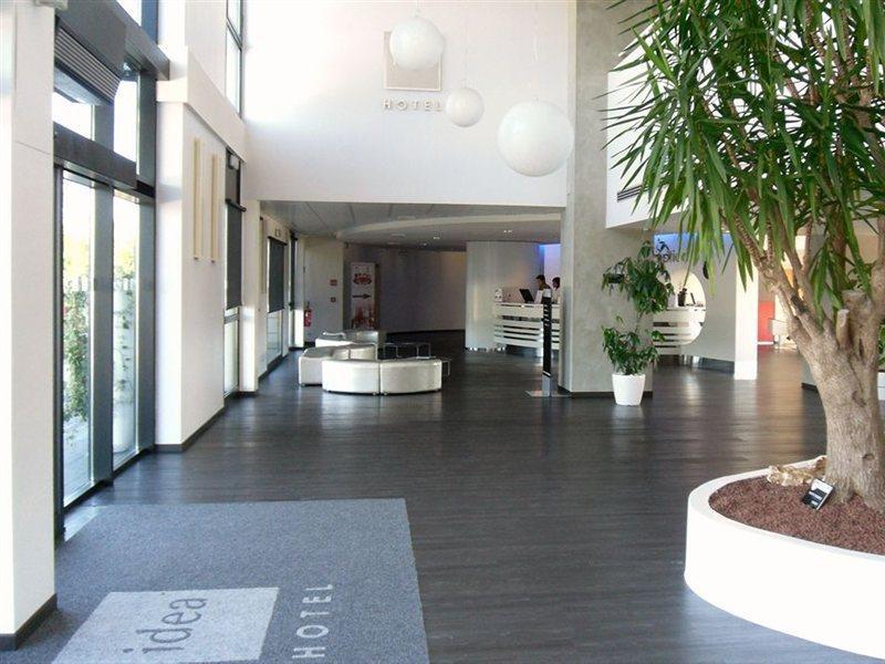 Idea Hotel Milano San Siro Bagian luar foto Reception of a modern hotel