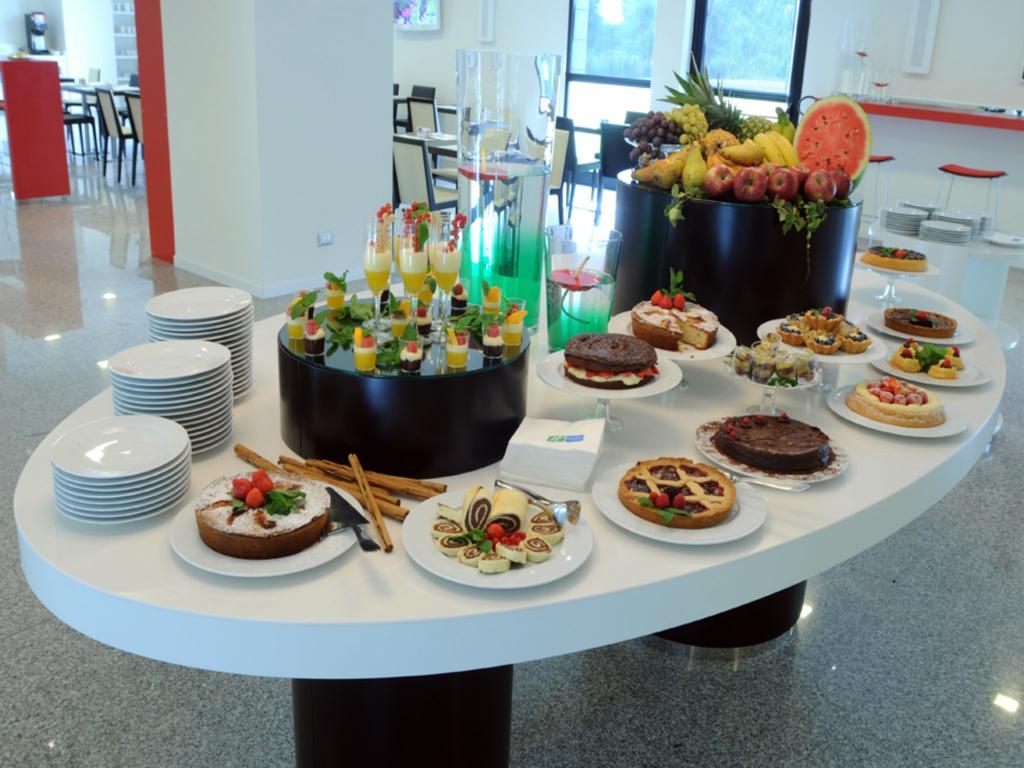 Idea Hotel Milano San Siro Bagian luar foto Breakfast buffet at the hotel