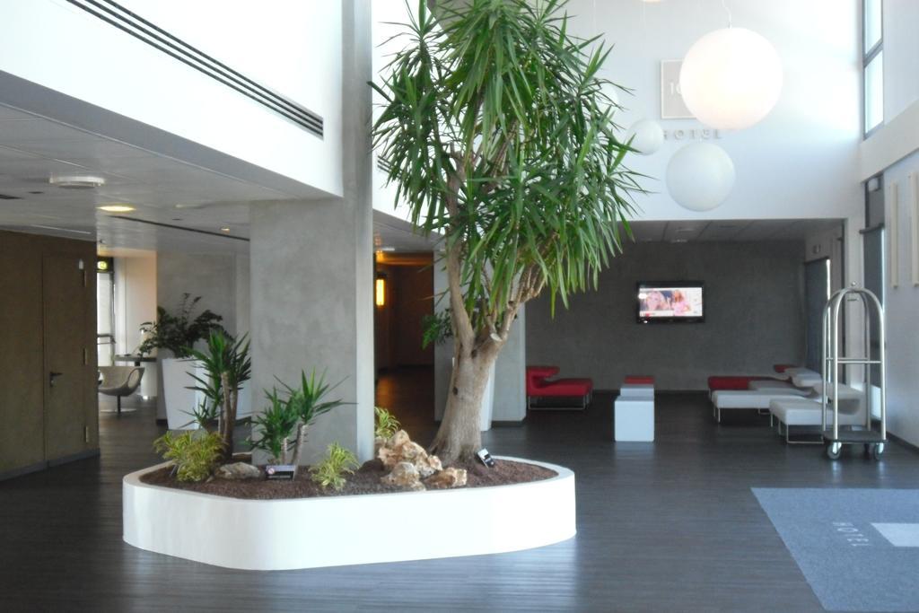 Idea Hotel Milano San Siro Bagian luar foto The interior of a modern hotel
