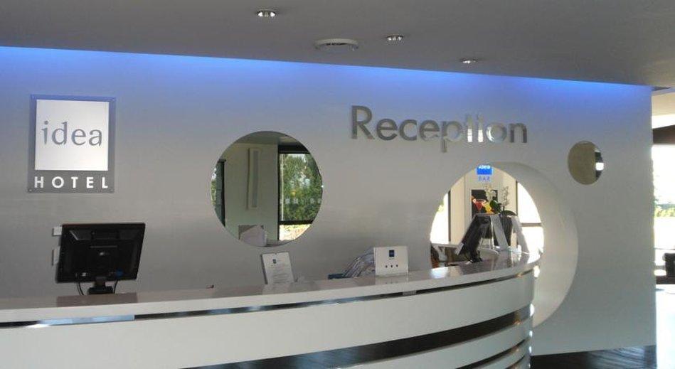 Idea Hotel Milano San Siro Bagian luar foto Reception desk of a hotel