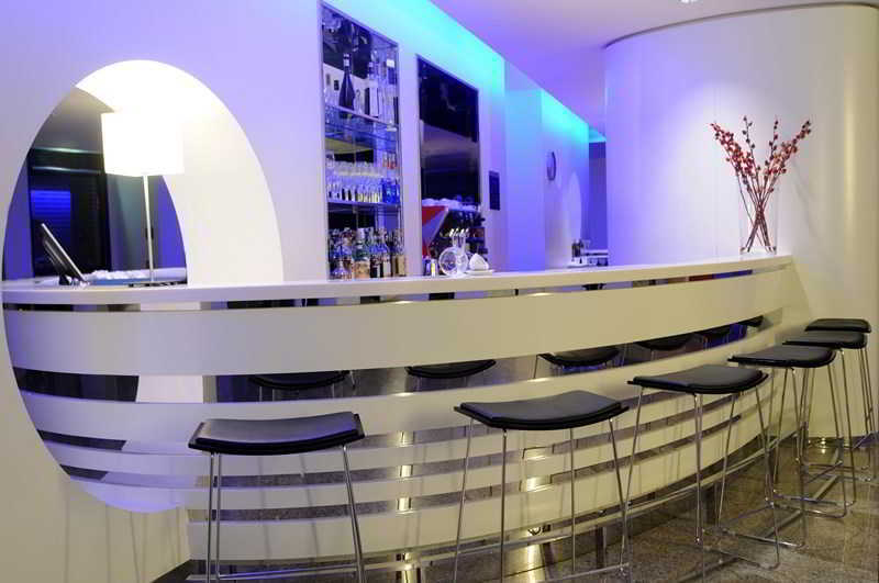 Idea Hotel Milano San Siro Bagian luar foto A bar in a modern hotel
