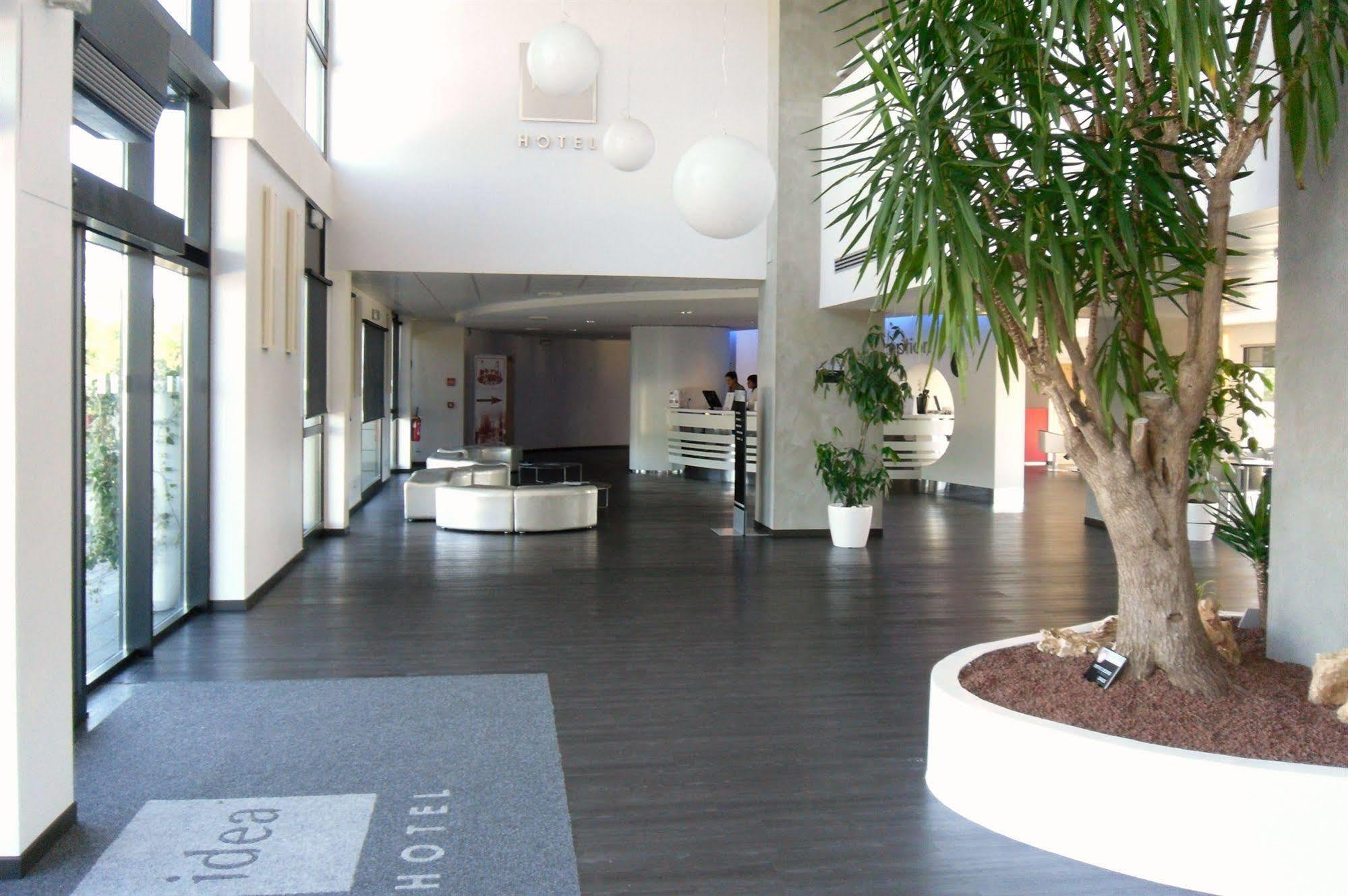 Idea Hotel Milano San Siro Bagian luar foto Reception of a modern hotel