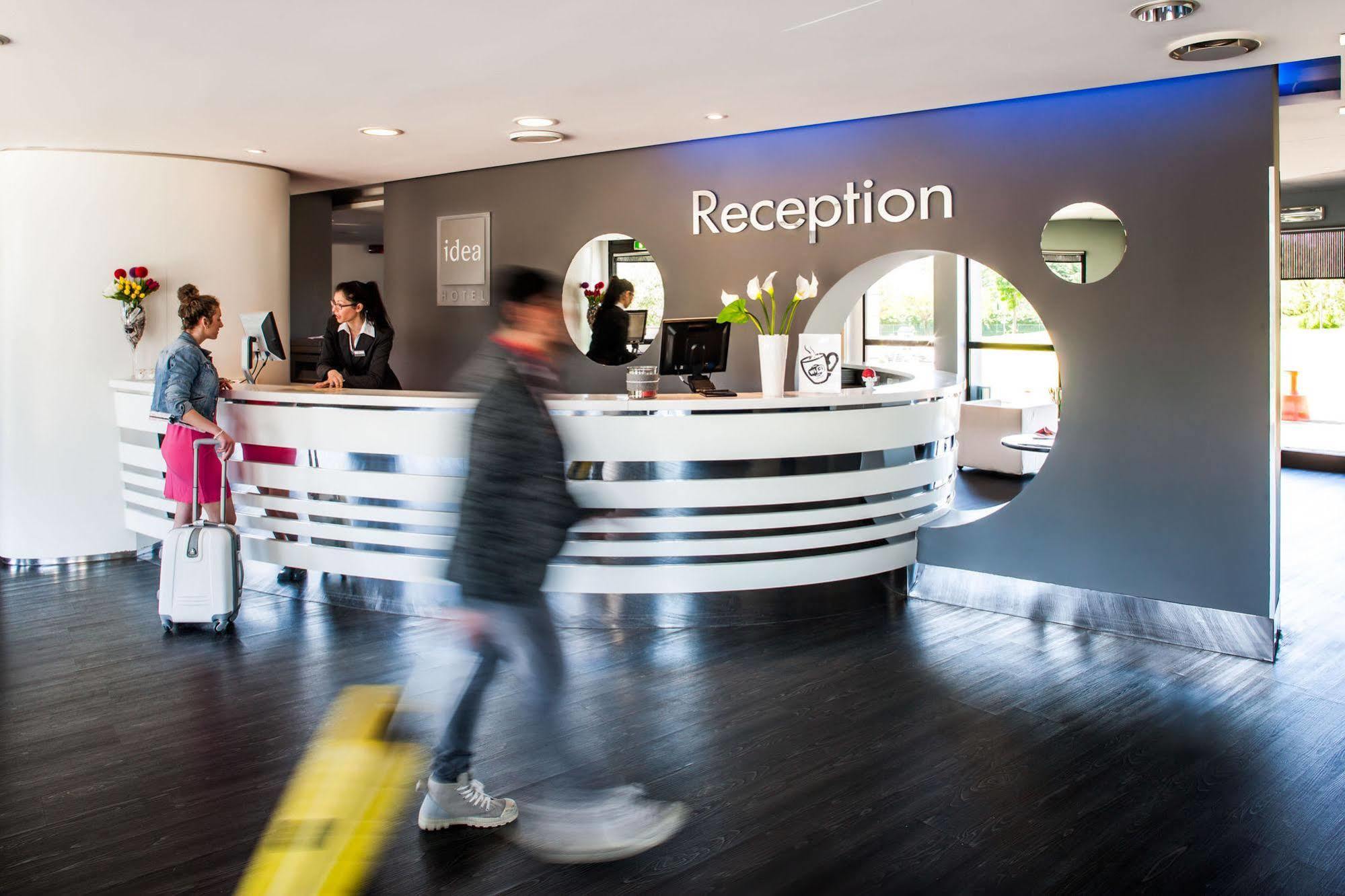 Idea Hotel Milano San Siro Bagian luar foto Reception of a hotel