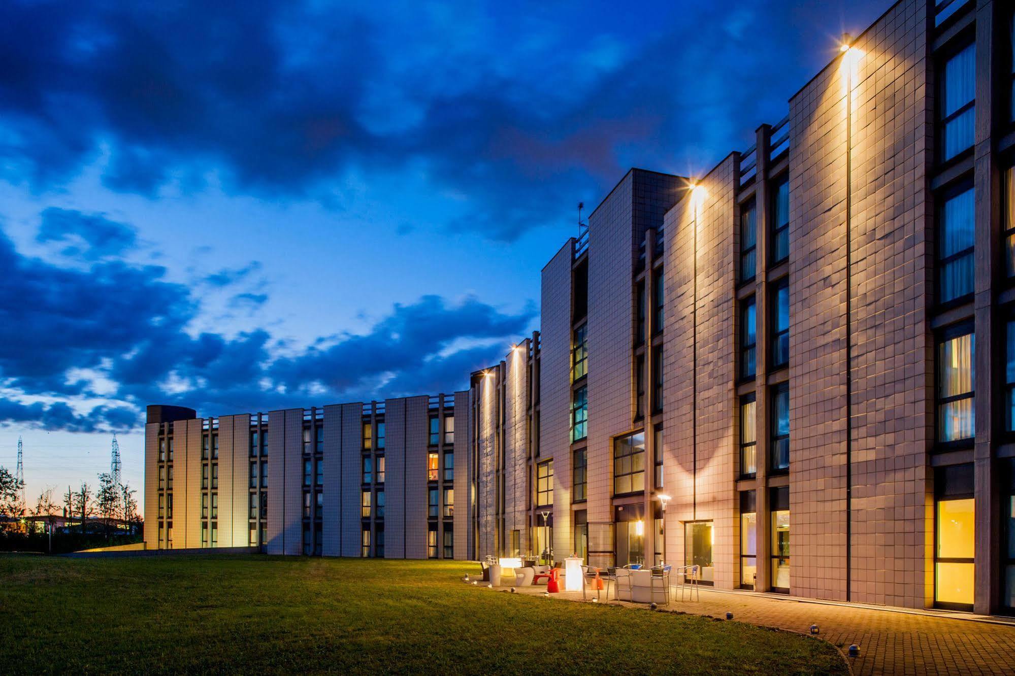 Idea Hotel Milano San Siro Bagian luar foto The building of the university
