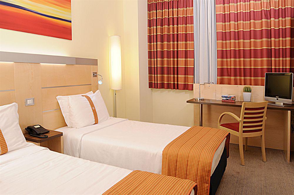 Idea Hotel Milano San Siro Bagian luar foto A room at a Holiday Inn Express in Vienna, Austria